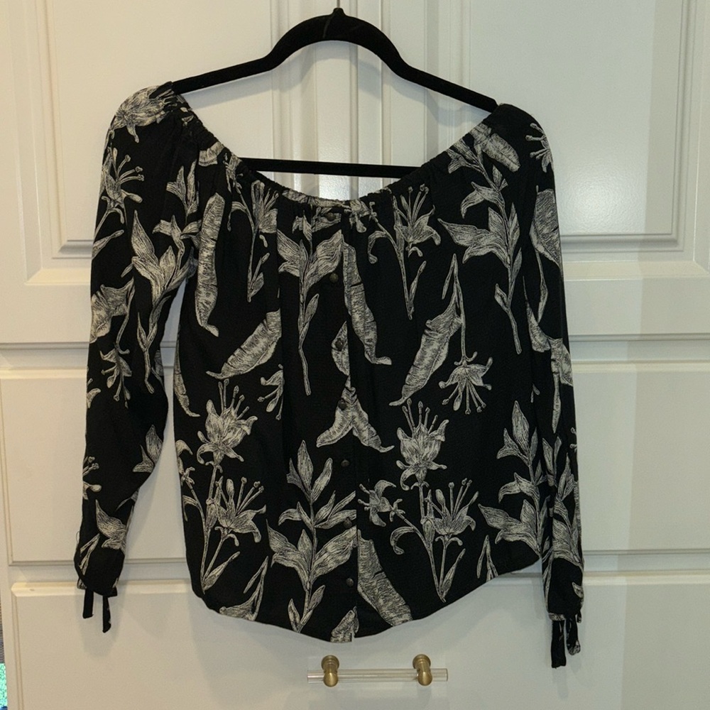 Super cute off the shoulder black and white Roxy blouse